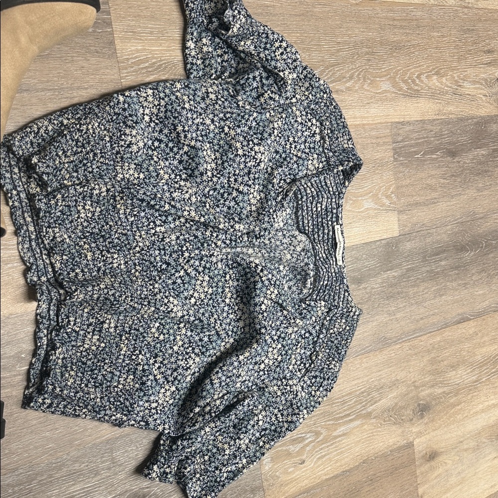 Abercrombie & Fitch Navy and White Floral Blouse size large
